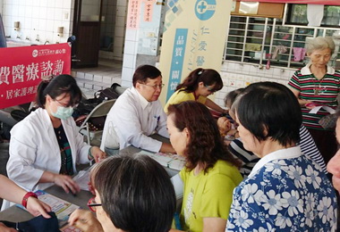 塗城社區書法揮毫．仁愛醫院醫療關懷(圖)