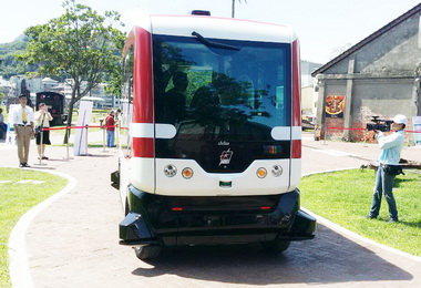 全台首次智慧無人駕駛小巴高雄登場(圖)