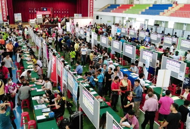 畢業即就業上千求職者擠爆大型徵才會場(圖)