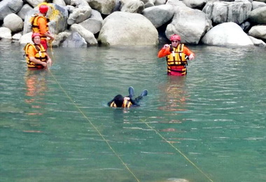 水里消防分隊辦水里救援訓練(圖)