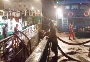 中國油船苗栗外海非法駁油遭台中海巡查扣(圖)