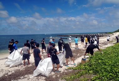 海巡東沙島淨灘(圖)