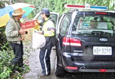 和平梨山里勝利路斷警緊急送水送糧(圖)