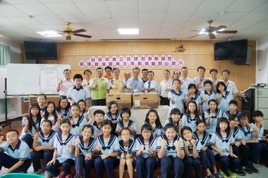 中油煉製事業部贈電腦予鼓山國小(圖)