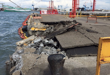 APL貨櫃船失控撞碼頭所幸無人傷亡(圖)