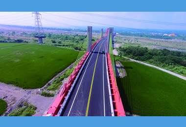 偷倒化學廢油遭清水警方攔阻(圖)