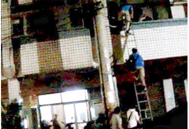 警方架設鋁梯攀沿成功破獲淫窟(圖)