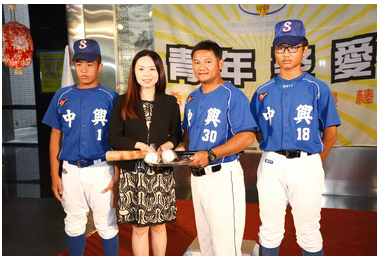 亞哥國際青年商會買球具贈偏鄉學校(圖)