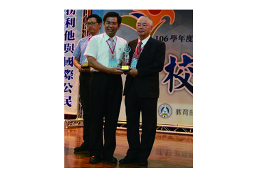 立人高中辦學優秀  獲頒「優等」獎殊榮(圖)