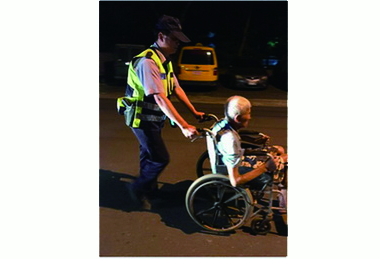熱心員警老兵協助返家(圖)