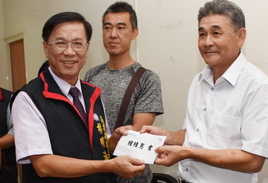 林明溱慰問神木村受災戶並贈救助金(圖)