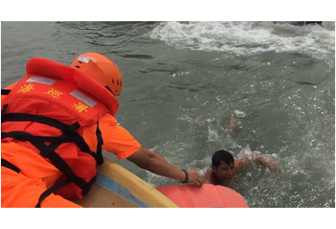 漁民海巡攜手救援守護海域確保生命(圖)