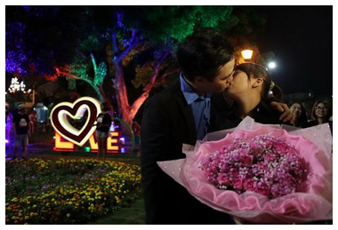 七夕社口點亮愛 浪漫求婚high翻現場(圖)