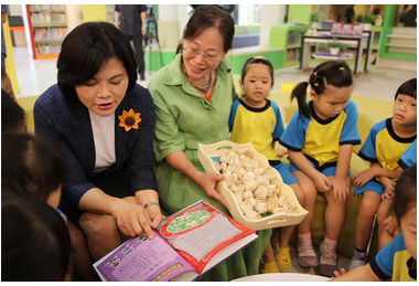 張麗善贈書 教孩子「我很重要」(圖)