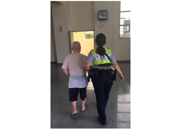 迷失老翁找嘸路 熱心員警助返家(圖)