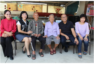 謝淑亞送禮百歲人瑞歡喜笑開懷(圖)