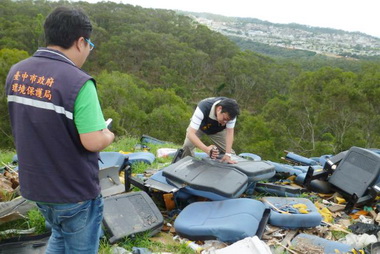 大肚第七公墓遭倒廢棄物檢警逮人送辦(圖)