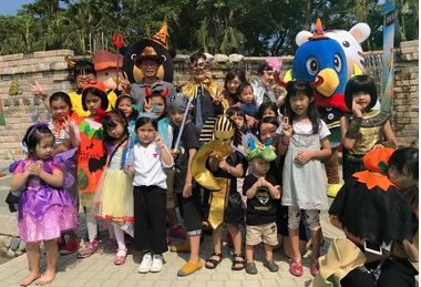 壽山動物園萬聖節超好玩  遊客搞怪鸚鵡搗蛋(圖)