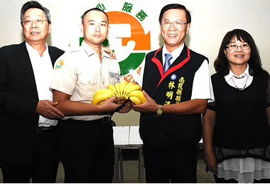 探視替代役 林明溱送香蕉(圖)