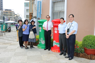 高雄鼓山郵局設置復古風特色郵筒(圖)