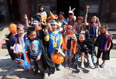 竹山幼兒園學童扮怪討糖 體驗萬聖節(圖)