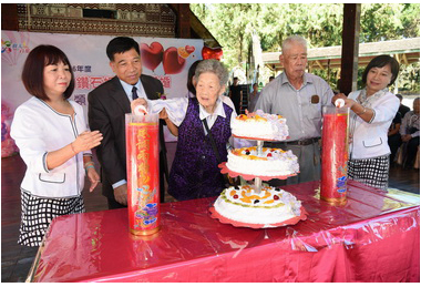 王勝賢夫妻結縭70 年 陳副縣長切蛋糕祝健康長壽(圖)