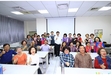 林佳龍到太平長青學苑了解長輩學習情形(圖)