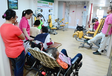全台首家49歲以下社區式失障日間照顧中心亮相(圖)