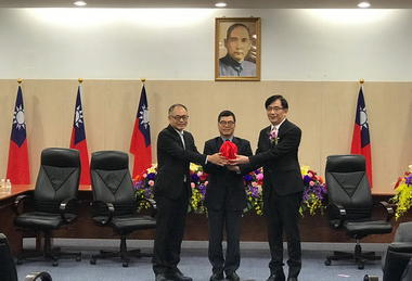 臺灣港務股份有限公司卸、新任董事長交接(圖)