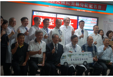 愛心企業捐贈臺大雲林分院中型巴士交通車(圖)