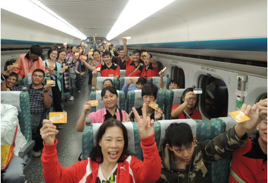 高鐵贈票傳愛身障青年圓夢出遊(圖)