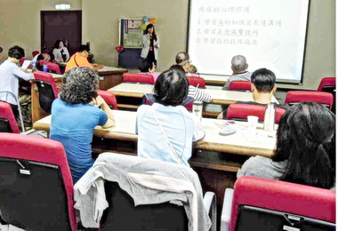 關懷癌症患者醫師講解癌症疼痛照護方法(圖)