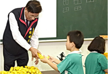 送香蕉到學校 林明溱促銷香蕉(圖)