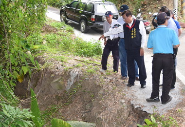 縣內道路多不平林明溱：速規劃施工改進(圖)