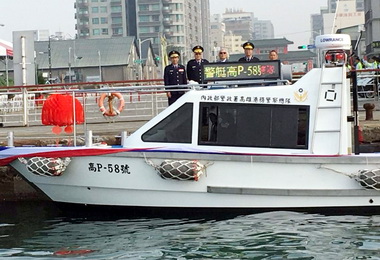 企業贈利器助警維護港區治安(圖)