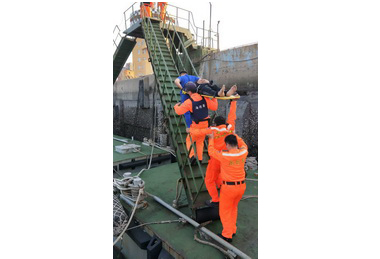大陸船員海上作業受傷海巡引導入港就醫(圖)