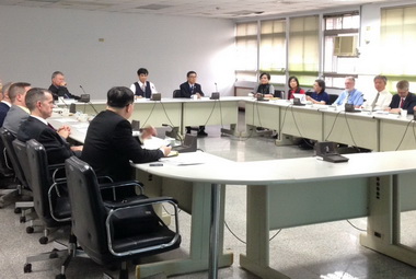 美國安全專家訪問團參訪高雄關(圖)