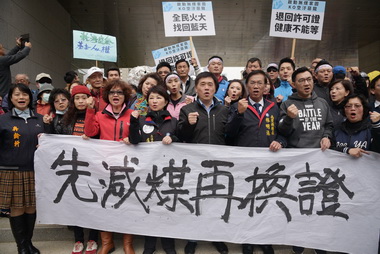 參與反空污大遊行林明溱：中火減煤(圖)