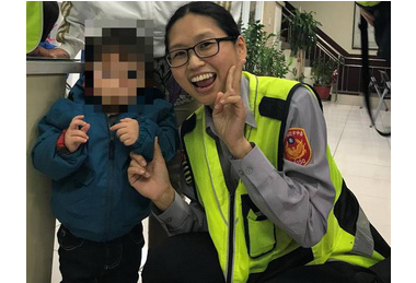 兩幼童遇交通事故滿臉驚恐溫柔女警安撫(圖)