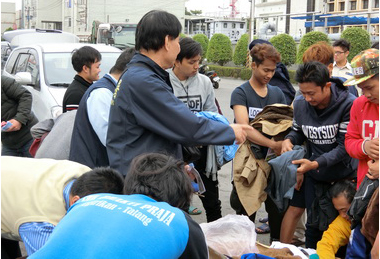 移民署發送暖暖包外籍漁工感受臺灣溫情(圖)