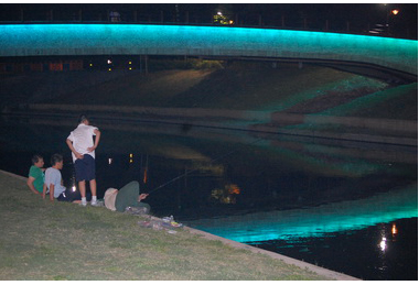 康橋燈光造景，夜晚增添浪漫氛圍(圖)