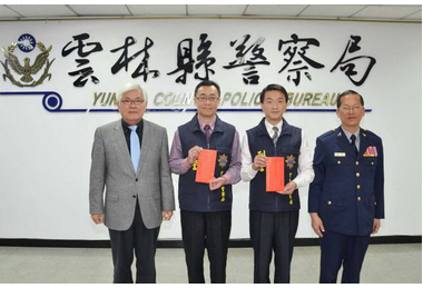 縣長勇伯頒獎表揚警局績優人員(圖)