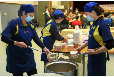 惠中寺分送台中市府員工臘八粥(圖)