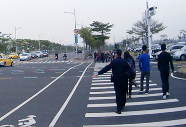 市警局實施保護行人路權勤務成效佳(圖)