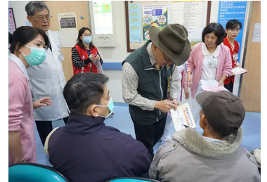 中市衛生局長發傳單鼓勵民眾打疫苗(圖)