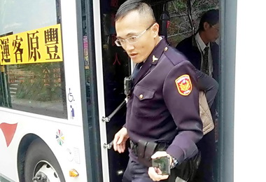 乘客手機忘拿警方攔停大客車(圖)