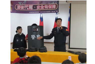 西寧國小學童參觀清水警分局學習正確法治及安全觀念(圖)