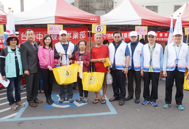 關懷大寮弱勢中油贈民生必需品(圖)