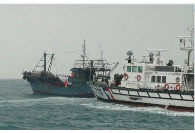 海巡查獲陸船越界捕魚押解台中港偵辦(圖)