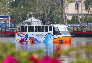 寒假遊高雄體驗獨特鴨子船(圖)